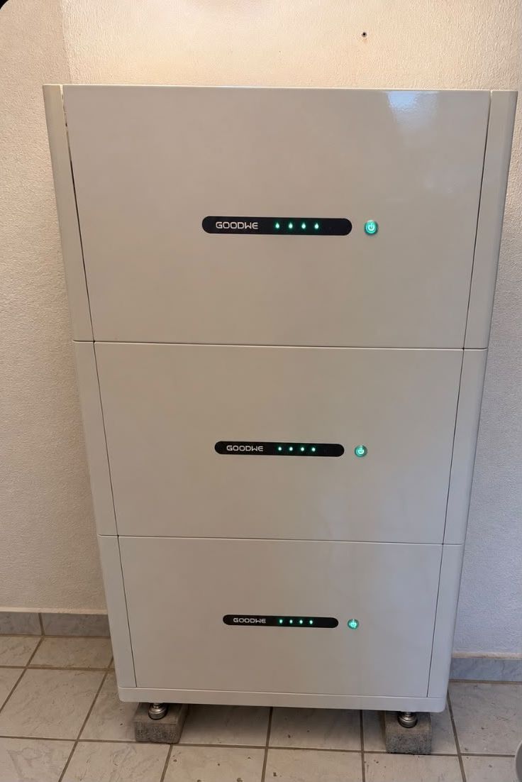Stromspeicher aus drei gestapelten Batteriemodulen mit grünen Betriebsanzeigen, installiert von ML Elektrotechnik