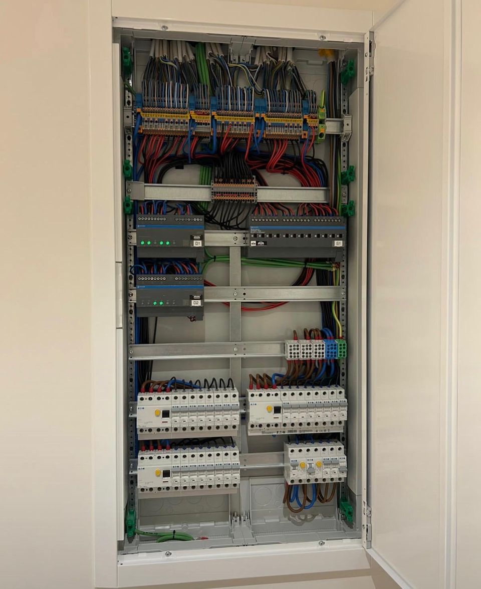 Von ML Elektrotechnik verdrahtete Unterverteilung mit Fehlerstromschutzschaltern, Automaten und free@home-Aktoren
