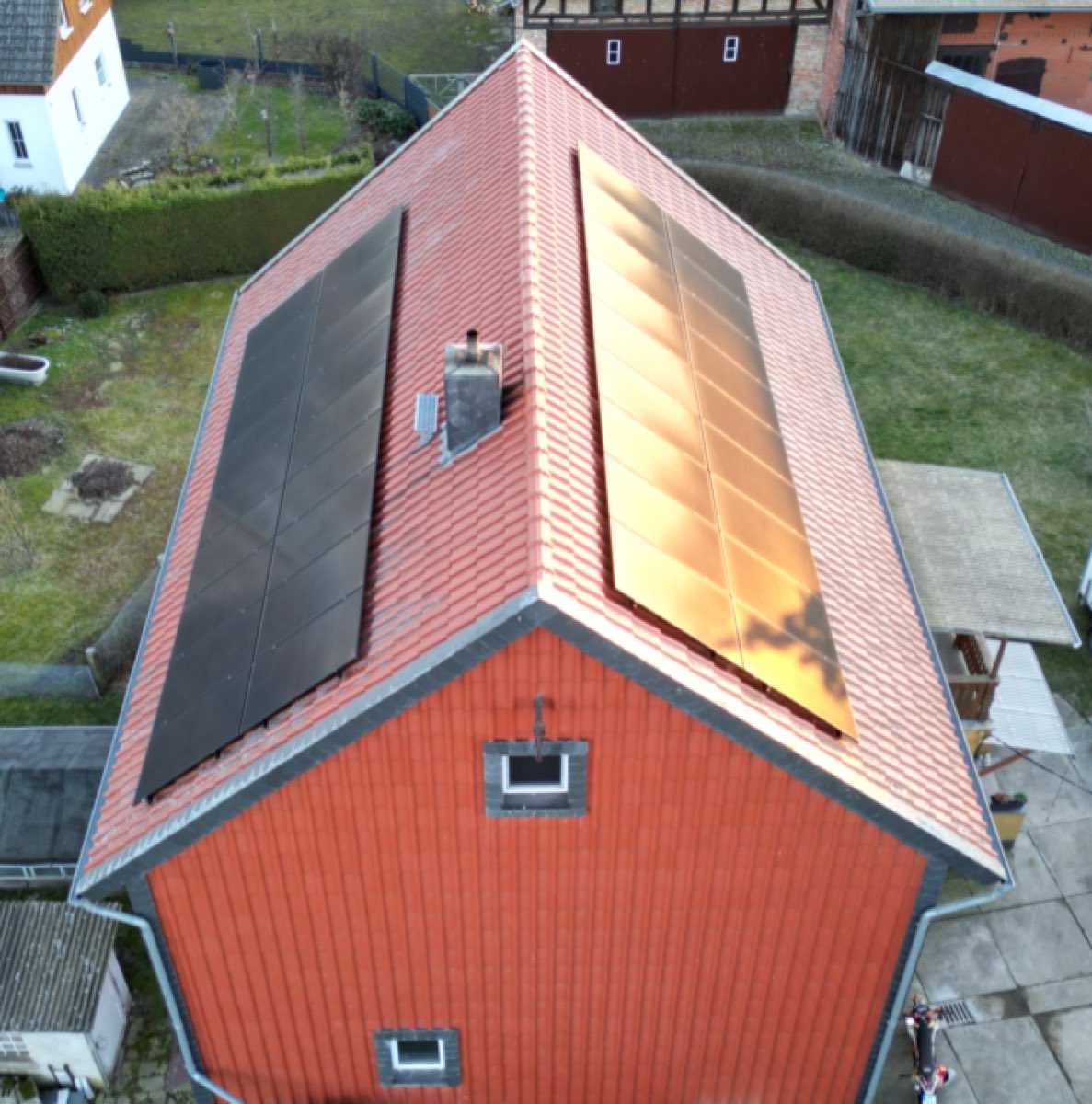 Photovoltaikanlage aus der Luft auf einem roten Ziegeldach